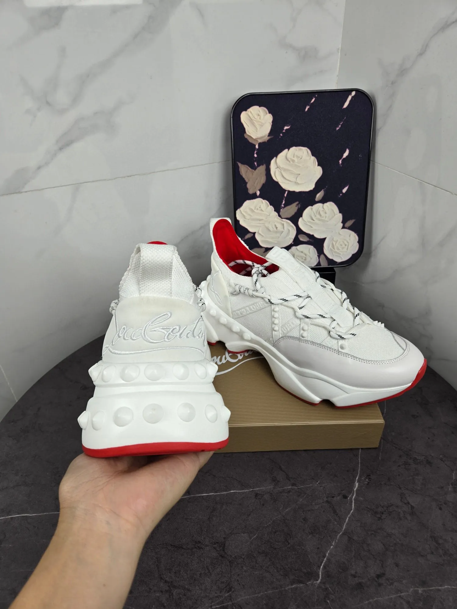 💰¥680 Original item from trendy brand Chri*stian loubou*tin, the latest series of CL red-soled shoes for casual couples. The upper is made of imported Lycra + high-density breathable fly weave, and the environmentally friendly high-elastic suction mold pad will never delaminate. The outsole is made of super non-slip and wear-resistant PU + vacuuming. Two-color combination Size: Female 35-43 Male 38-47 Comes with handbag, card, shoehorn" full package (Female 41 42 43 men 46 47 customized)